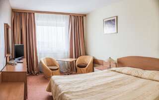 Отель Hotel Balkan Плевен Улучшенный двухместный номер с 1 кроватью или 2 отдельными кроватями-5