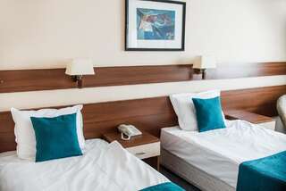 Отель Hotel Balkan Плевен Стандартный двухместный номер с 2 отдельными кроватями-1